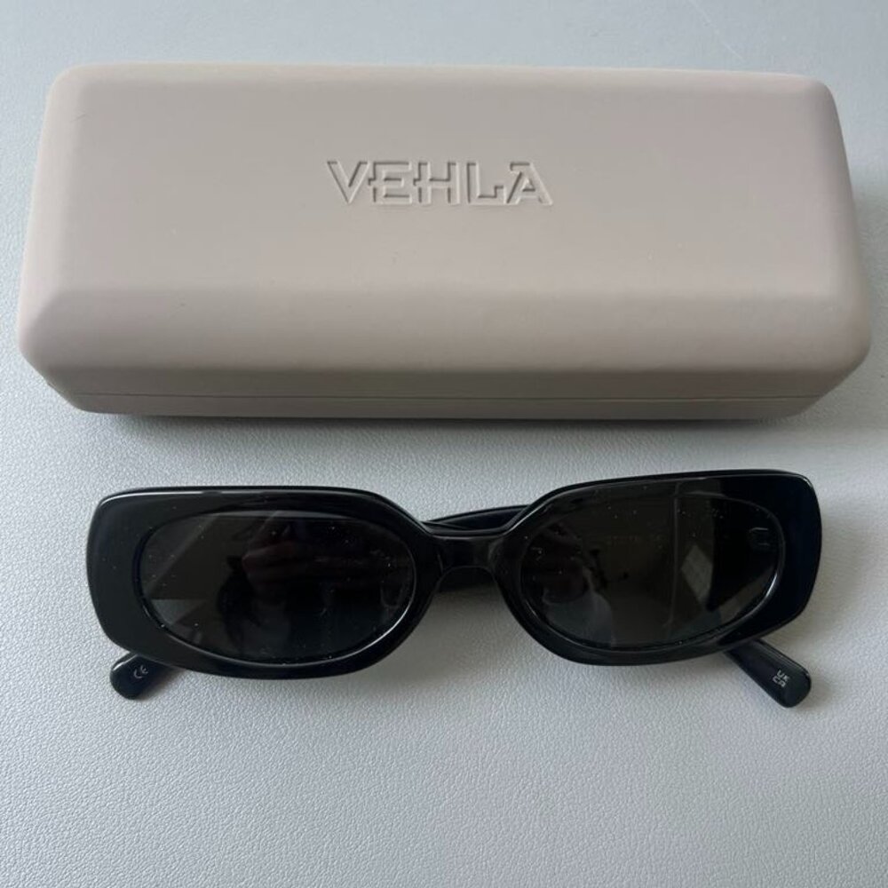 VEHLA Olsen Black Women's Rectangular Sunglasses